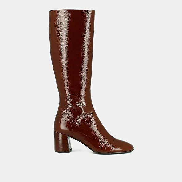 Boots with heels and pointed toes in brown shiny leather