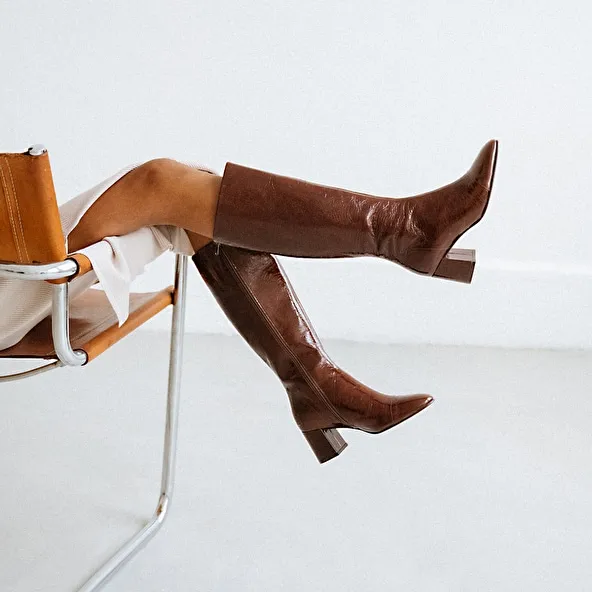 Boots with heels and pointed toes in brown shiny leather