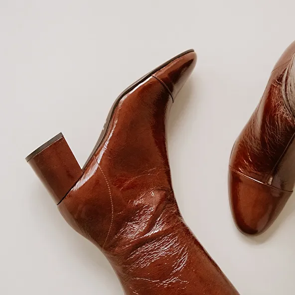 Boots with heels and pointed toes in brown shiny leather