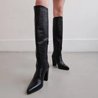 High boots with heels and pointed toes in black reptile leather