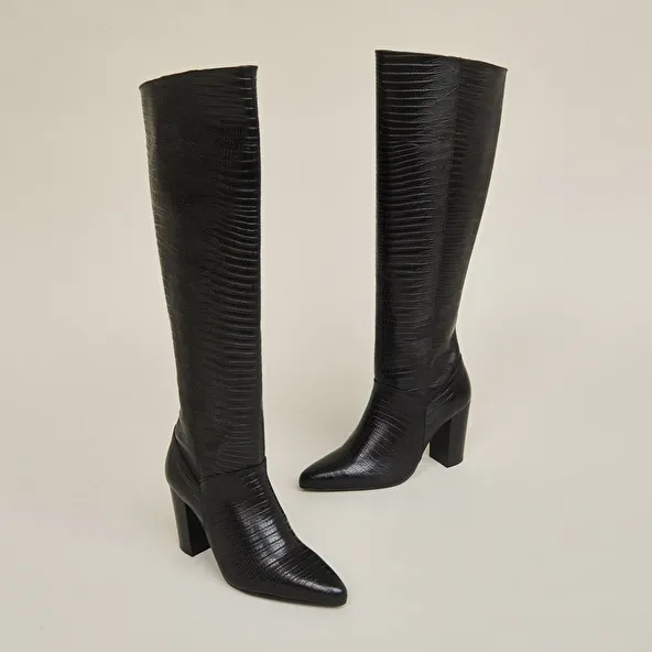 High boots with heels and pointed toes in black reptile leather