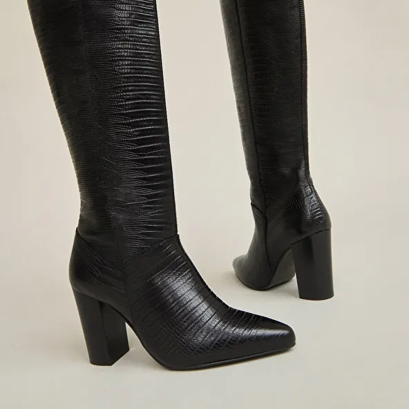 High boots with heels and pointed toes in black reptile leather