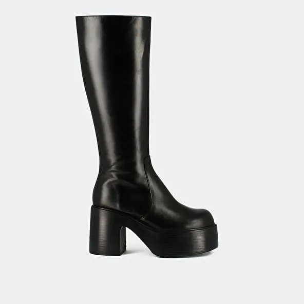 Platform boots with round toes in black leather