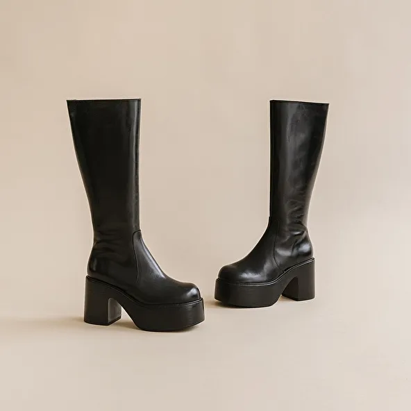 Platform boots with round toes in black leather