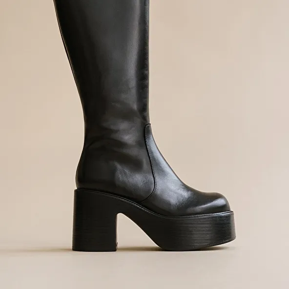 Platform boots with round toes in black leather